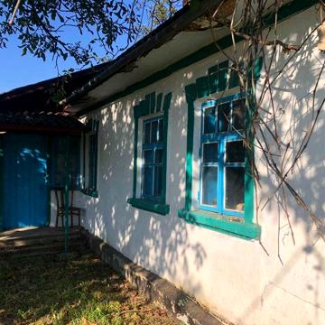 Прожається будинок у Сутисках
