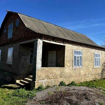 Будинок у смт Чернівці