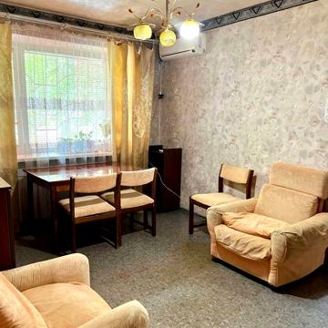 Продам 2 комнатную квартиру в центре.