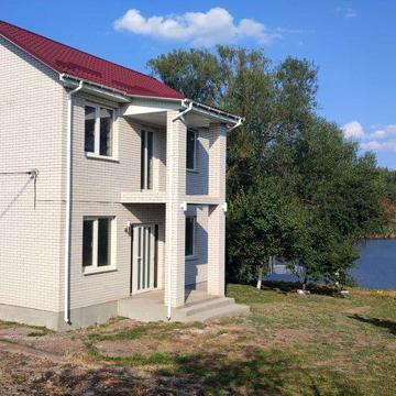 Продам хороший новий 2-х поверховий будинок на березі озера