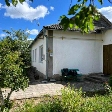 Продам гарний будинок зі зручностями смт Брусилів 70 км Київ 12 сот