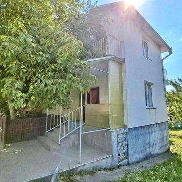 Продається частина 2-поверхового цегляного будинку. Чортків