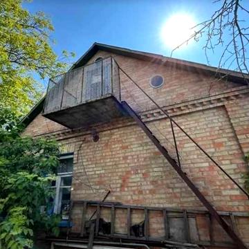 Продам будинок з гаражем по вул Ломоносова ,ділянка 7 соток