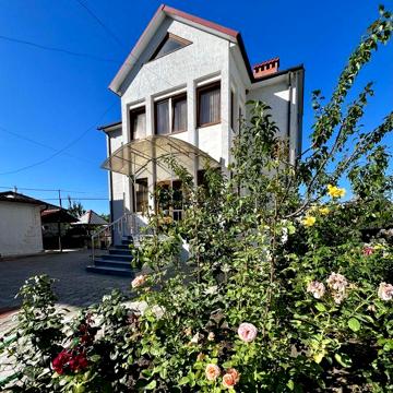 Двоповерховий будинок по Коріатовичів торг