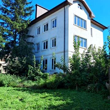 Продається трьохповерховий будинок в м.Монастириська