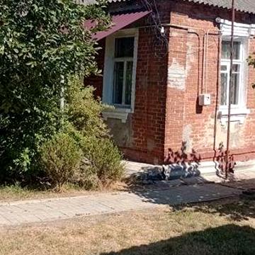 Продам пів будинку у центрі м.Пввденне з великою ділянкою
