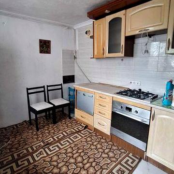Продам дом в центре поселка Великодолинское.