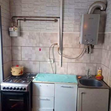 Здається трьох кімнатна від одного місяця та більше.