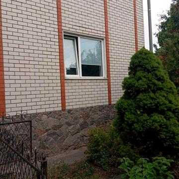 Міцний доглянутий будинок