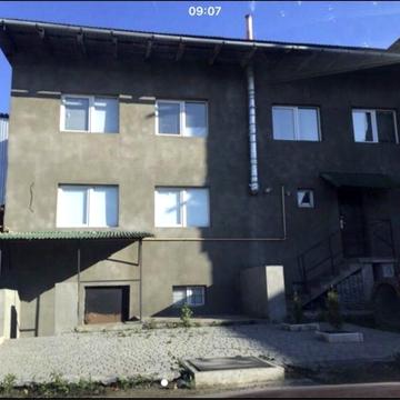 Будівля біля автовокзалу.