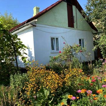 Будинок з ділянкою в місті Остріг