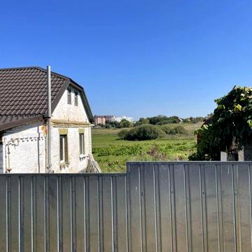 Будинок із земельною ділянкою