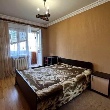 Продаю трикімнатну квартиру вул. Пятницька