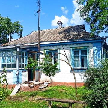 село Капустинці невеликий будинок, центр села, є магазини та школа.