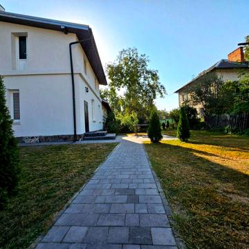 Продається дворівнева квартира особнякового типу...