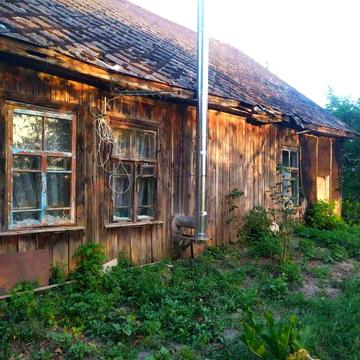 Земельна ділянка зі старим будинком без перебоїв в електропостачанні