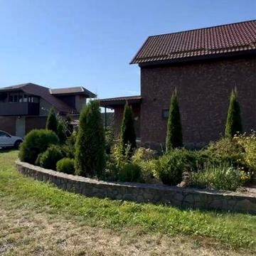 Продається великий двоповерховий будинок з гаражем і літнім будинком.