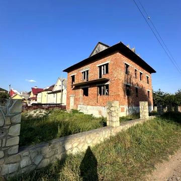 Будинок біля центрального озера м. Надвірна