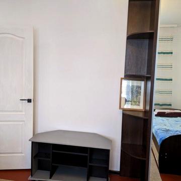 Продам трикімнатну квартиру, біля метро