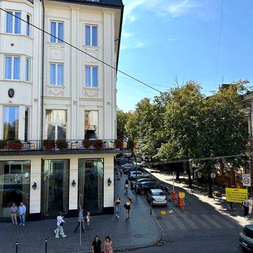 Продаж квартири в історичному центрі міста з можливістю під комерцію