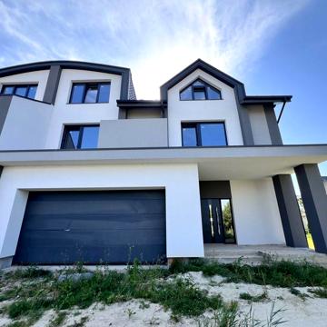 Продаж просторого котеджу неподалік Львова