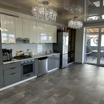 Продам сучасний котедж з гаражем і ремонтом