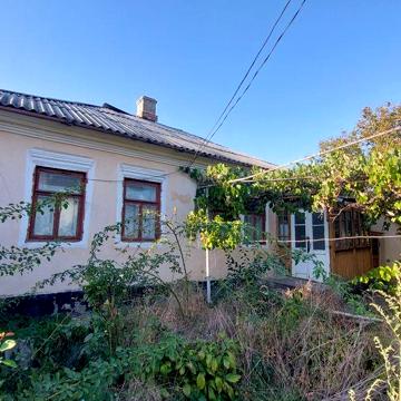 Продам будинок та 20 соток землі. Вул.Грушевського,65.