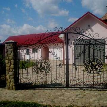 Продається 2-х поверховий будинок у селі Рожнові Косівського р-ну.
