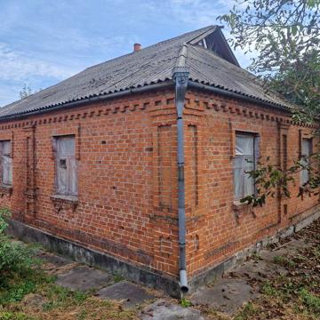 Будинок поряд з річкою