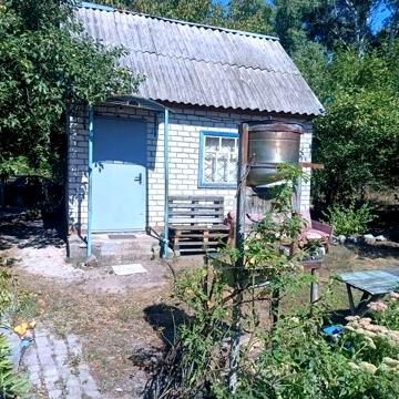 Дача біля водойми