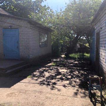 Будинок із земельною ділянкою та господарськими будівлями