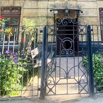 Квартира зі своїм двориком, гаражом. Татарка Лукьянівка Отто Шмідта 33