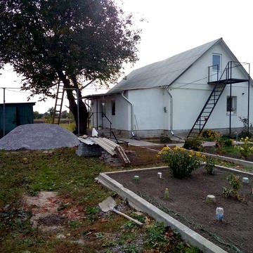 Житловий будинок з земельною ділянкою