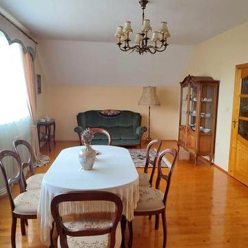 Продається затишний та просторий будинок.