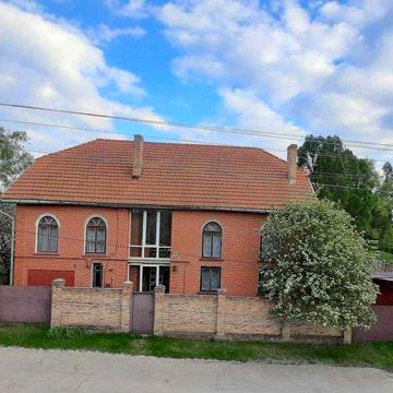 Загальна площа 341 м2, житлова (8 кімнат)151,6 м2, торг
