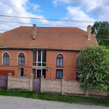 Загальна площа 341 м2, житлова (8 кімнат)151,6 м2, торг