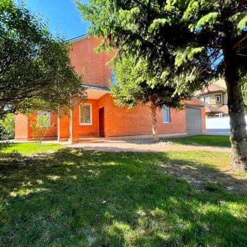 Броварський р-н., с.Погреби. Будинок 315м2 ,земельна ділянка 18 соток.