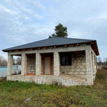 Власний будинок, біля річки та лісу.