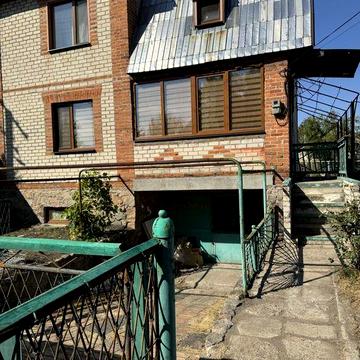 Продаю двухэтажный хороший дом в Першотравенске