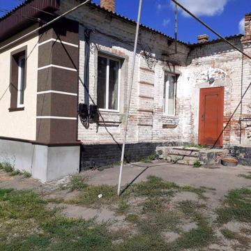 Будинок з гаражом.