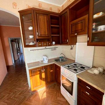 Продам затишну  двокімнатну квартиру в Центрі! Сталінка!