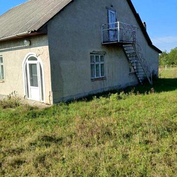 Жилий будинок с земельною ділянкою