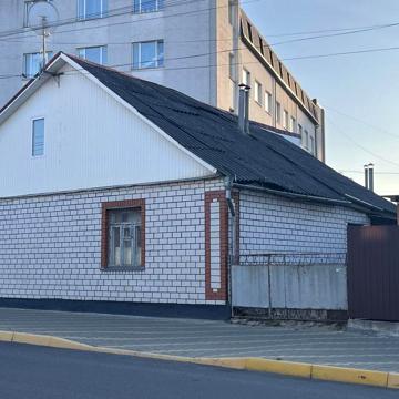Півбудинку у центрі під комерцію