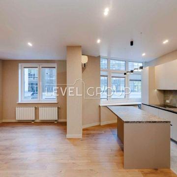 Продам квартиру  S=124 кв.м. 3й поверх вул. Дмитрівська 82 центр