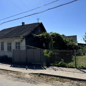 Будинок з ділянкою в центрі Обертина