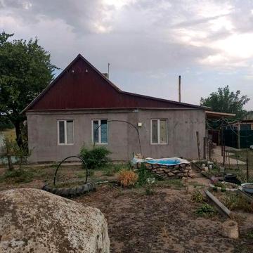 Продається будинок 
4 спальних кімнат, кухня, котельня, вана.
Пічне