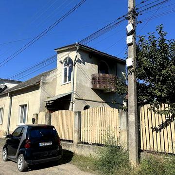 Продаж будинку який поділений на дві квартири