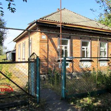 Цегляний будинок у місті
