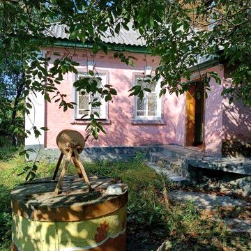 Великий цегляний будинку в Олишівці. Біля центру.