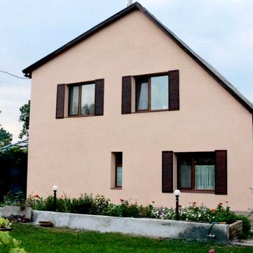 Продам затишний 2-х поверховий будинок в 300 м від річки